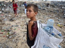Potret Anak-anak Gaza Jadi Pemulung
