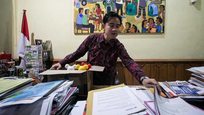 Potret Gibran Kemasi Barang-barang Usai Mundur dari Walkot Solo Wali Kota Solo Gibran Rakabuming Raka mengemasi barang miliknya di meja kerja Balai Kota Solo usai mengajukan surat pengunduran diri ke DPRD Kota Solo, Jawa Tengah, Selasa (16/7/2024). Gibran mengajukan surat pengunduran diri dari jabatan Wali Kota Solo setelah dirinya ditetapkan KPU sebagai Wakil Presiden terpilih pada Pemilu 2024 dan akan dilantik pada 20 Oktober 2024. ANTARA FOTO/Mohammad Ayudha/Spt.