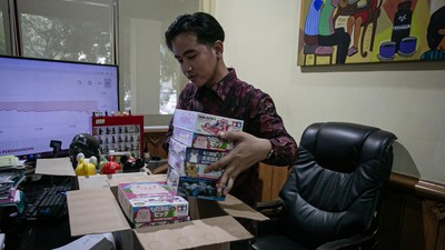 Potret Gibran Kemasi Barang-barang Usai Mundur dari Walkot Solo