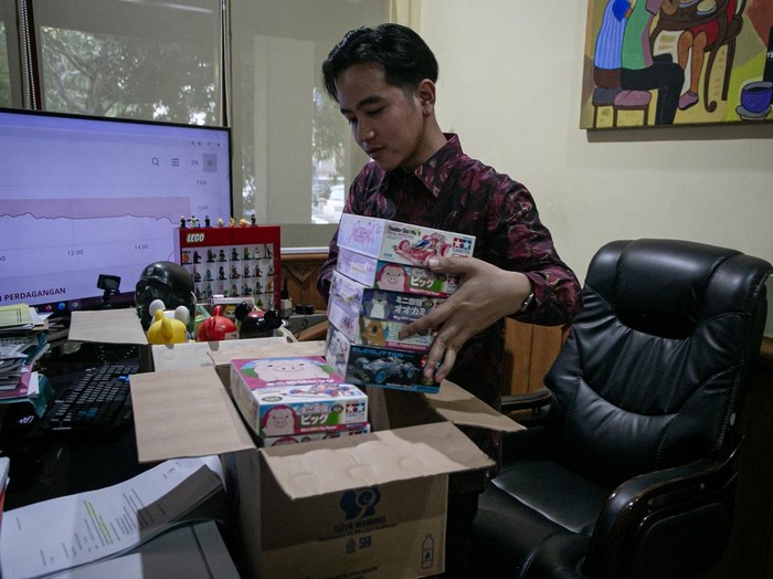 Wali Kota Solo Gibran Rakabuming Raka mengemasi barang miliknya di meja kerja Balai Kota Solo usai mengajukan surat pengunduran diri ke DPRD Kota Solo, Jawa Tengah, Selasa (16/7/2024). Gibran mengajukan surat pengunduran diri dari jabatan Wali Kota Solo setelah dirinya ditetapkan KPU sebagai Wakil Presiden terpilih pada Pemilu 2024 dan akan dilantik pada 20 Oktober 2024. ANTARA FOTO/Mohammad Ayudha/Spt.