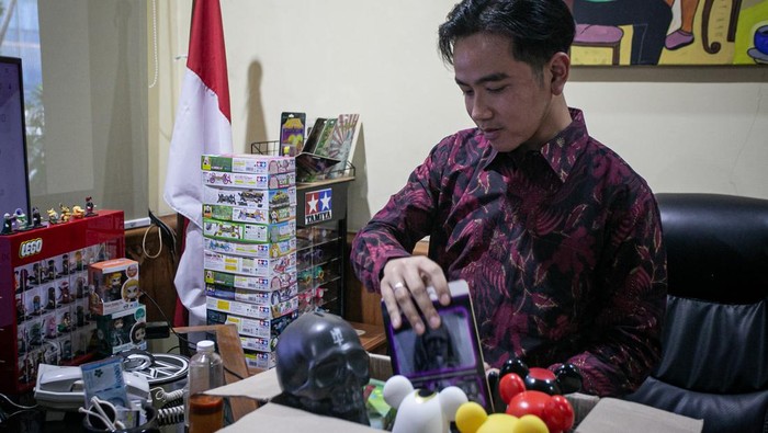 Potret Gibran Kemasi Barang-barang Usai Mundur dari Walkot Solo Wali Kota Solo Gibran Rakabuming Raka mengemasi barang miliknya di meja kerja Balai Kota Solo usai mengajukan surat pengunduran diri ke DPRD Kota Solo, Jawa Tengah, Selasa (16/7/2024). Gibran mengajukan surat pengunduran diri dari jabatan Wali Kota Solo setelah dirinya ditetapkan KPU sebagai Wakil Presiden terpilih pada Pemilu 2024 dan akan dilantik pada 20 Oktober 2024. ANTARA FOTO/Mohammad Ayudha/Spt.
