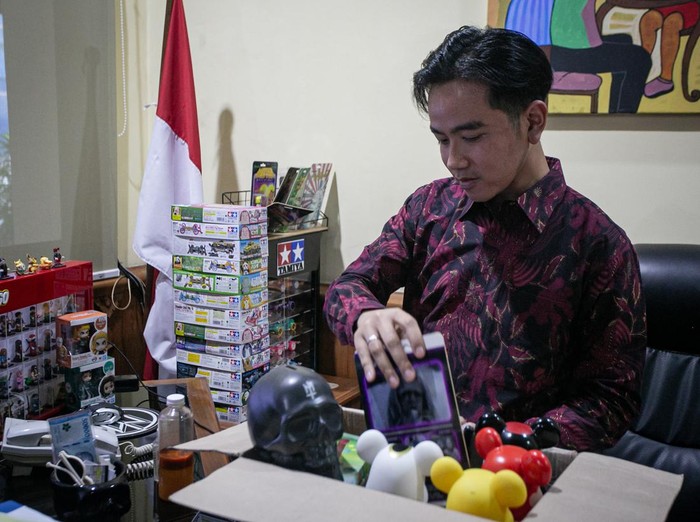 Wali Kota Solo Gibran Rakabuming Raka mengemasi barang miliknya di meja kerja Balai Kota Solo usai mengajukan surat pengunduran diri ke DPRD Kota Solo, Jawa Tengah, Selasa (16/7/2024). Gibran mengajukan surat pengunduran diri dari jabatan Wali Kota Solo setelah dirinya ditetapkan KPU sebagai Wakil Presiden terpilih pada Pemilu 2024 dan akan dilantik pada 20 Oktober 2024. ANTARA FOTO/Mohammad Ayudha/Spt.