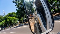 Trotoar ini akan dibangun menggunakan beton berpola (stamp concrete) dan penataannya akan dilengkapi dengan ubin pengarah, pembatas trotoar (kanstin), tonggak (bollard), bioswale, pergola dan bangku.  