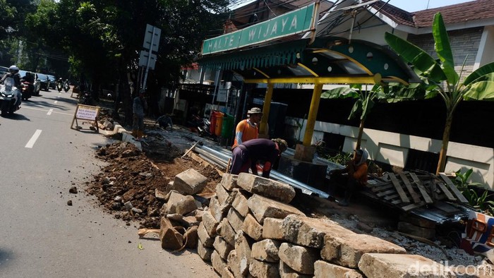 Potret Potret Penataan Trotoar Jalan Wijaya 1 Jaksel Suku Dinas Bina Marga Kota Administrasi Jaksel sedang memperbaiki 4.125 titik trotoar di Jakarta Selatan. Salah satu trotoar yang diperbaiki berada di Jalan Wijaya 1.