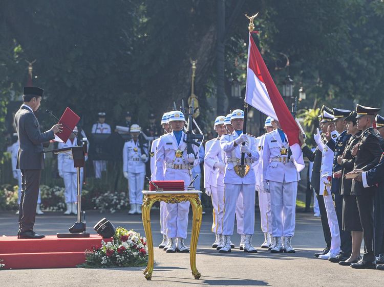 Jokowi Lantik 906 Capaja TNI-Polri di Istana Merdeka