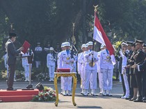 Jokowi Lantik 906 Capaja TNI-Polri di Istana Merdeka