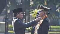 Presiden Joko Widodo (kiri) menyematkan tanda pangkat kepada perwira remaja peraih Adhi Makayasa pada Upacara Prasetya Perwira dan Pelantikan Perwira TNI/Polri di halaman Istana Merdeka, Jakarta, Selasa (16/7/2024).  