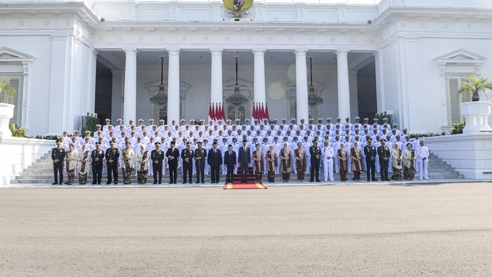 Prasetya Perwira TNI/Polri Presiden Joko Widodo (tengah) bersama Wakil Presiden Ma'ruf Amin (ketigabelas kiri) dan pejabat terkait berfoto bersama perwira remaja Polri pada Upacara Prasetya Perwira dan Pelantikan Perwira TNI/Polri di halaman Istana Merdeka, Jakarta, Selasa (16/7/2024). Dalam kesempatan tersebut Presiden melantik dan mengambil sumpah para calon perwira remaja (capaja) yang berjumlah 906 orang dari TNI dan Polri. ANTARA FOTO/Muhammad Adimaja/tom.
