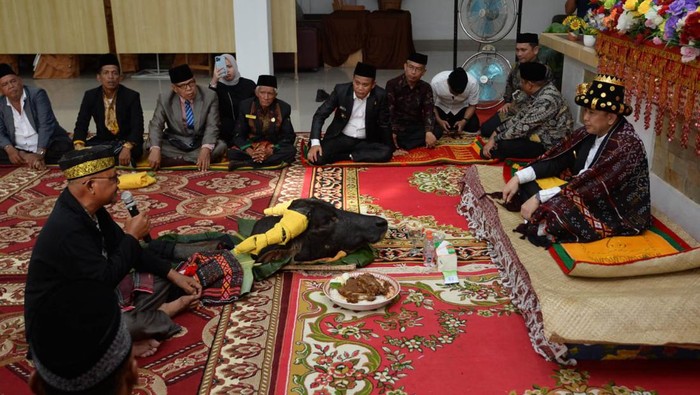 Prosesi penabalan marga Hasibuan dan gelar Sutan Raja Pangondian kepada Pj Gubsu Agus Fatoni di Padang Lawas (Foto: Dok. Diskominfo Sumut)