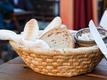 Heboh! TikToker Ungkap Rahasia di Balik Roti Gratis Restoran