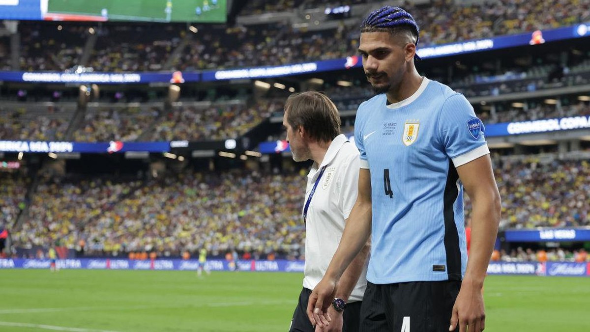 Bek Barcelona Ronald Araujo mengalami cedera saat memperkuat Uruguay di Copa America 2024 (Foto: Getty Images/Ethan Miller)