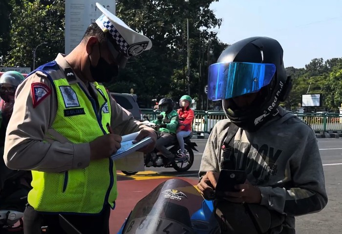 Satlantas Polres Metro Jaksel menggelar Operasi Patuh Jaya 2024, Selasa (16/7). Salah satu pemotor bernama Ardi kena tilang gegara knalpot brong.