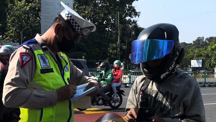 Pelanggaran Berujung Teguran: Pengalaman Warga Saat Operasi Patuh Jaya