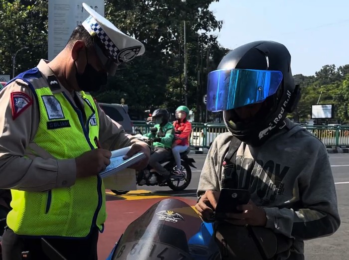 Satlantas Polres Metro Jaksel menggelar Operasi Patuh Jaya 2024, Selasa (16/7). Salah satu pemotor bernama Ardi kena tilang gegara knalpot brong.