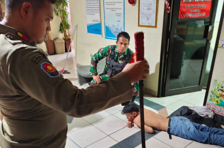 Satpol PP mengerahkan personel bersama TNI-Polri untuk mengamankan dan mengawasi kawasan Jalan Basuki Rahmat, Jatinegara, untuk mencegah tawuran. (dok Istimewa)