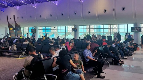 Sejumlah penumpang pesawat udara sedang berada di ruang tunggu Bandara Internasional Lombok (BIL), Lombok Tengah, Nusa Tenggara Barat (NTB). (istimewa)