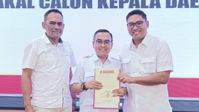 Sekretaris DPC Partai Gerindra Banyumas, Rachmat Imanda (tengah) saat penyerahan rekomendasi sebagai bakal calon bupati di Semarang, Selasa (16/7/2024).
