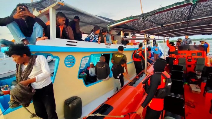 Proses evakuasi penumpang KLM Santri Darussalam GT 15 yang mengalami patah as kemudi di perairan Kabupaten Kepulauan Selayar.