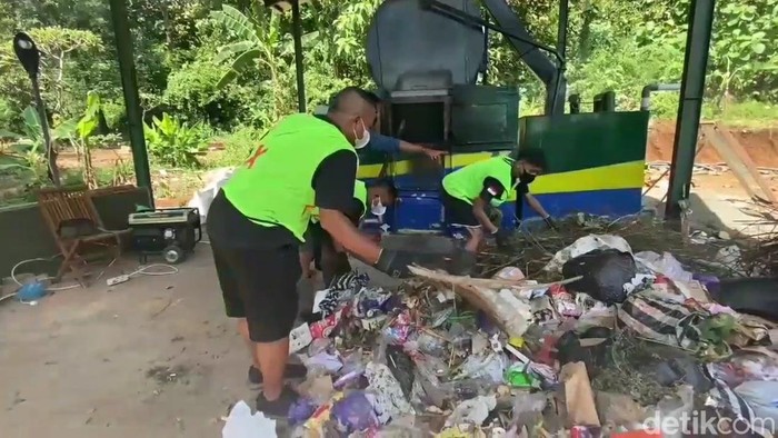 Seorang anggota polri dari Polsek Bantarbolang, Polres Pemalang, Jawa Tengah, menciptakan sebuah alat yang bisa mengubah sampah menjadi liquid smoke.
