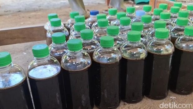 Seorang anggota polri dari Polsek Bantarbolang, Polres Pemalang, Jawa Tengah, menciptakan sebuah alat yang bisa mengubah sampah menjadi liquid smoke.