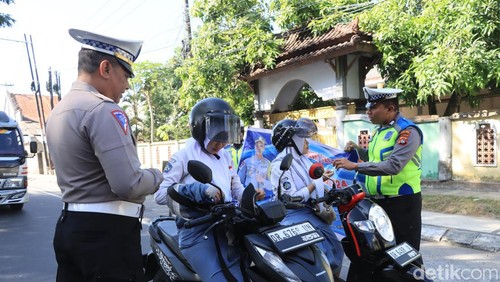 Sejumlah siswa di Lombok Tengah yang terjadi razia Operasi Patuh Rinjani 2024 di Taman Biao, Praya. Foto: (Edi Suryansyah/detikBali)