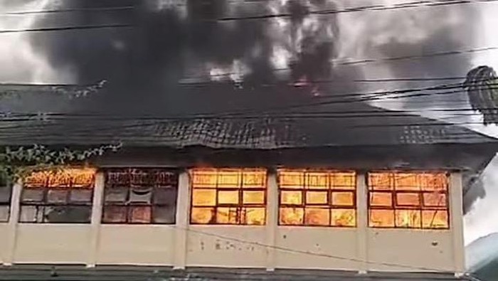Gedung SMPN 1 Masamba, Kabupaten Luwu Utara, Sulawesi Selatan (Sulsel), terbakar.