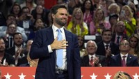 Vance menarik perhatian Trumpworld ketika bukunya diambil oleh putra tertua mantan presiden, Don Jr. -- yang sekarang menjadi teman dekat dan pengagum Vance, dan kabarnya memiliki pengaruh besar dalam pencalonannya sebagai wakil presiden. AP/Evan Vucci