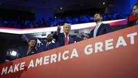 Vance mendukung gerakan America First yang antiimigrasi dan menganut isolasionisme. Vance lebih condong ke kanan dalam banyak isu termasuk aborsi, di mana ia mendukung seruan untuk legislasi federal. AP/Evan Vucci