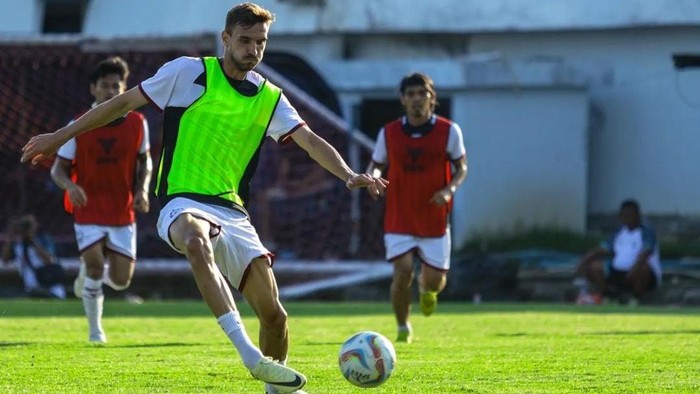 Striker baru PSM Makassar, Nermin Haljeta latihan di Stadion Kalegowa.