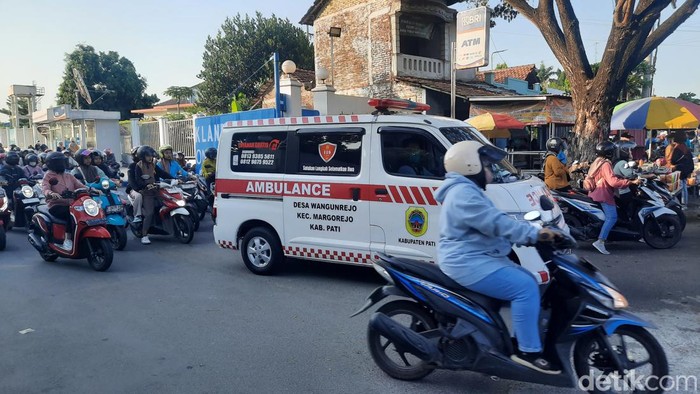 Suasana di depan pabrik garmen di Margorejo Pati, Selasa (16/7/2024).