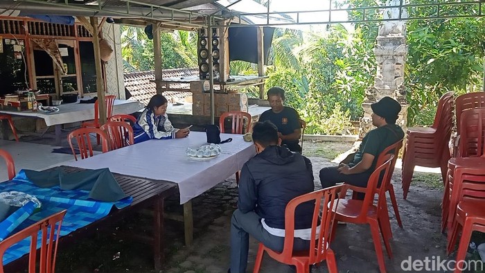 Suasana rumah duka pemagang asal Desa Manistutu, Kecamatan Negara, Jembrana, I Made Dwi Putrayasa (34), yang meninggal setelah mengalami kecelakaan saat bekerja di Jepang, Selasa (16/7/2024). (I Putu Adi Budiastrawan/detikBali)