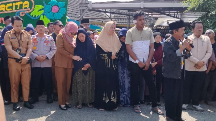 Suasana upacara kedinasan pemakaman Dokter Bella yang tewas kecelakaan di Tol Indraprabu.
