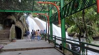 Foto: Air terjun di dalam kawasan Taman Wisata Alam Bantimurung Maros. Kepala Balai Taman Nasional Bantimurung Bulusaraung (Babul) Heri Wibowo menduga kritikan Jokowi ditujukan khusus terhadap akses jalan masuk kawasan tersebut yang memang dibangun pakai beton. (Muhammad Subhan/detikSulsel)
