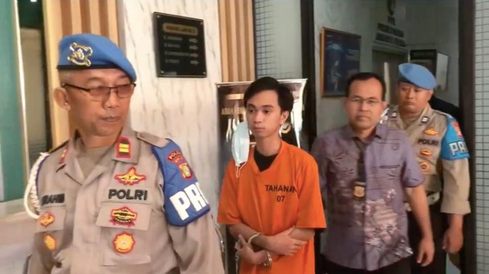 Tampang pemuda pemerkosa ABG pacarnya sendiri di Jakut kini telah ditatpkan sebagai tersangka dan ditahan.