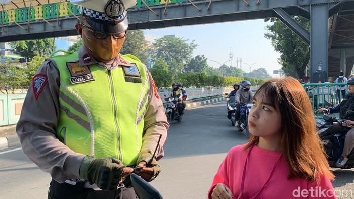 Saat Dihentikan Razia di Pasar Minggu, Wanita Ini Minta Bantuan Abangnya untuk Kirim Foto STNK