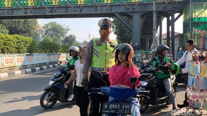 Tara (20) dihentikan petugas Operasi Patuh Jaya dari Sat Lantas Polres Jaksel Aipda Dwi dari arah Condet pada Selasa (16/7/2024). Foto: Taufik/detikcom