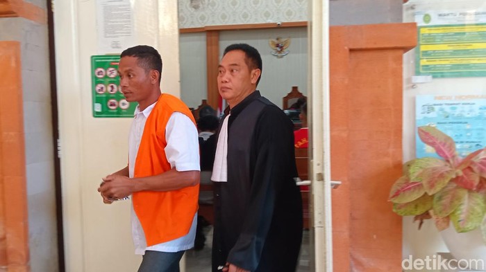 Diki Candra (27), terdakwa penusuk rekan kerjanya, Nicolas Lelan (21), seusai menjalani sidang di PN Denpasar, Selasa (16/7/2024). (Aryo Mahendro/detikBali).