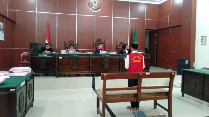 Terdakwa Yogi Purwadi saat membacakan nota pembelaan atas tuntutan jaksa di Pengadilan Negeri Pandeglang