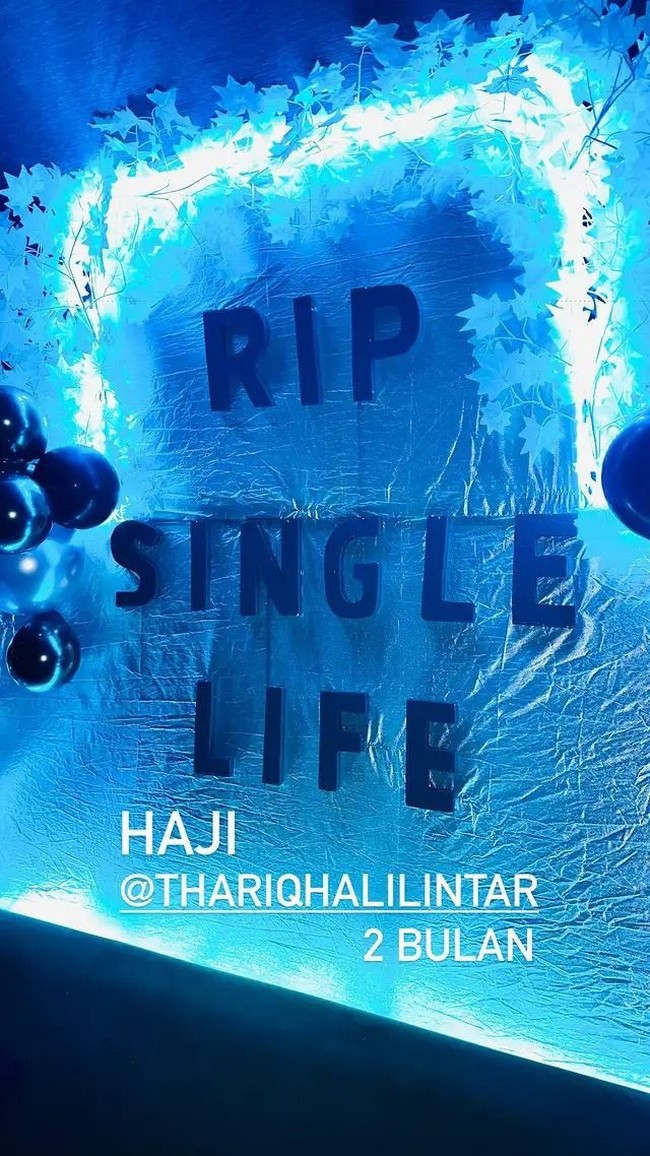 Lokasi tempat acara juga sudah didekorasi. Meski simpel, namun dekorasinya itu tampak unik dengan tulisan RIP Single Life serta cahaya lampu berwarna biru. Foto: Instagram
