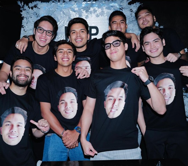 Dari foto yang dibagikan terlihat Thariq dikelilingi para groomsmen yang tampan. El Rumi, Alghazali, Harris Vriza, Aqsa Aswar, Ragahdo, Iwan Indraprasto, Irzan Faiq, dan Ranggaz Laksmana tampak hadir memberikan kejutan tersebut untuk Thariq. Foto: Instagram