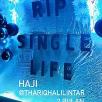 Lokasi tempat acara juga sudah didekorasi. Meski simpel, namun dekorasinya itu tampak unik dengan tulisan RIP Single Life serta cahaya lampu berwarna biru. Foto: Instagram