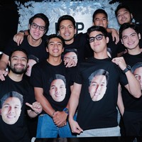 Dari foto yang dibagikan terlihat Thariq dikelilingi para groomsmen yang tampan. El Rumi, Alghazali, Harris Vriza, Aqsa Aswar, Ragahdo, Iwan Indraprasto, Irzan Faiq, dan Ranggaz Laksmana tampak hadir memberikan kejutan tersebut untuk Thariq. Foto: Instagram