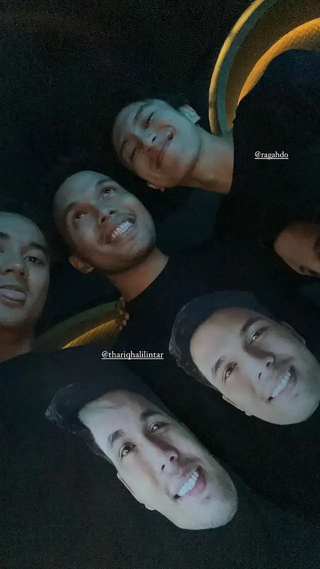 Mendapat kejutan tersebut Thariq tampak bahagia. Ia pun tak berhenti memamerkan ekspresi bahagia di wajahnya. Foto: Instagram