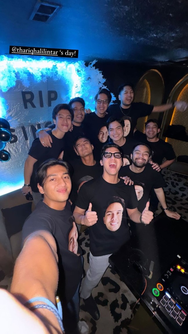 Thariq bersama para groomsmen juga tampil kompak mengenakan kaos khusus bergambar dirinya. Pesta lepas masa lajang itu pun berlangsung dengan meriah. Foto: Instagram