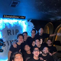Thariq bersama para groomsmen juga tampil kompak mengenakan kaos khusus bergambar dirinya. Pesta lepas masa lajang itu pun berlangsung dengan meriah. Foto: Instagram