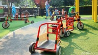 Banyak permainan yang bisa dicoba oleh anak-anak di sini, mulai dari perosotan, jungkit-jungkitan, ayunan, sepeda roda tiga hingga area bermain pasir. Juga ada area memanjat untuk memacu adrenalin si buah hati.