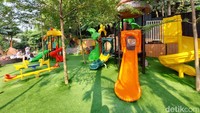 The Nice Garden Serpong berada di Jl. Raya Serpong, Cilenggang, Kec. Serpong, Kota Tangerang Selatan. Mudah kok menemukan lokasinya karena persis berada di jalan raya.