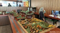 Setelah puas bermain, traveler bisa bersantai di restoran dengan menikmati sajian masakan nusantara yang disajikan prasmanan. Ada ayam goreng, sup iga, cumi hijau, olahan ikan, dan lainnnya.