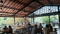 Untuk harga makanan dan minuman di sini bervariasi, mulai dari Rp 5.000. Dan cara pemesanannya, traveler memilih nasi dan lauk di bagian prasmanan, lalu menuju kasir untuk melakuakn pembayaran. Setelah pembayaran, traveler bisa memilih meja yang berada di area outdoor atau indoor (ruang ber-AC).