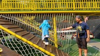 Nah, walau ada pengawasan tiap wahana, para orang tua juga wajib mengawasi anak-anaknya saat bermain di sini.